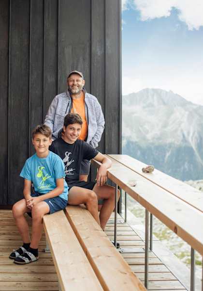 Der Hüttenwirt und seine beiden Söhne