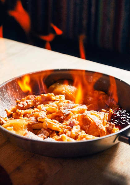 Der angeblich weltbeste Kaiserschmarrn wird flambiert
