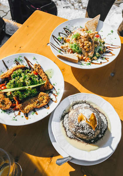 Knackiger Salat und fluffige Germknödel stehen am Tisch