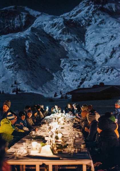 Vollmond-Dinner mit gewaltigen Bergpanorama im Hintergrund