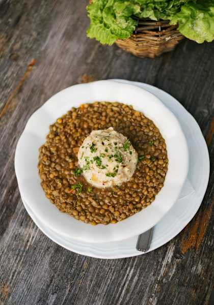Linsen mit Knödel auf der Hütte