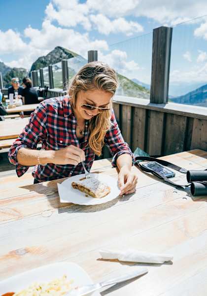 Die Wanderin genießt die Stärkung auf der Hagener Hütte.