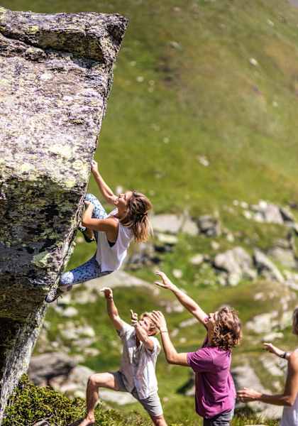 Miriam bouldert und die beiden anderen sichern sie dabie