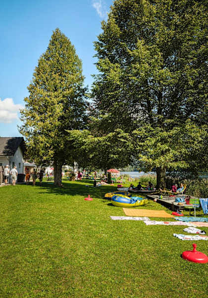 Blick auf die schattige Wiese des Seebads
