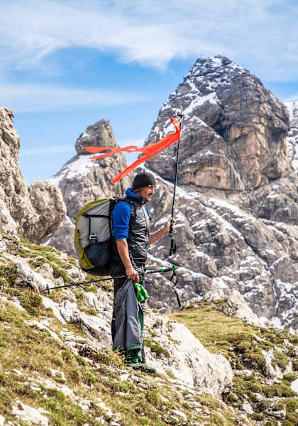 Der Tandempilot misst mit Hilfe von Bändern, ob der Wind richtig weht