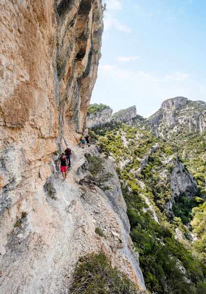 Schroffe Felswände erfordern Trittsicherheit beim Wandern