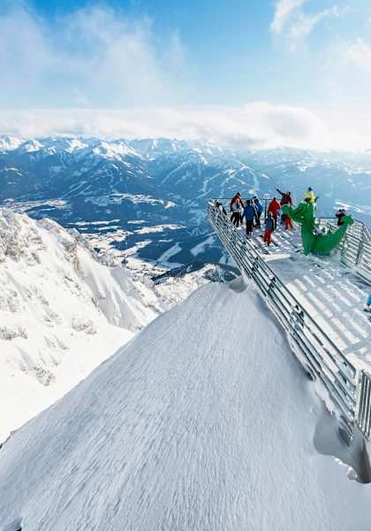 Besucher auf der Aussichtsplattform des Dachsteins