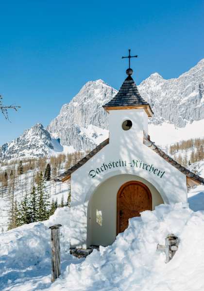 Das Dachstein-Kircherl mitten in den Bergen.