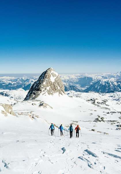 Alpine Winterlandschaft mit Schneeschuhwanderern.