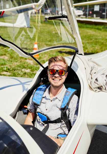 Der Passagier im Flugzeug.