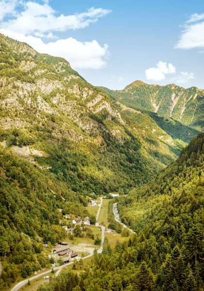 Eine Straße führt durch das Tal.