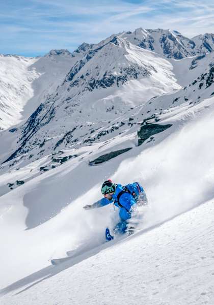 Der Bergführer Bernhard Neumann beim Skifahren im Powderschnee.