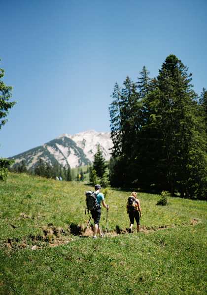 Zwei Wanderer unterwegs auf die Bude von Tölz.