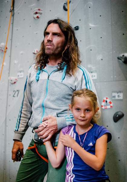 Extremkletterer Thomas Huber mit seiner Tochter.