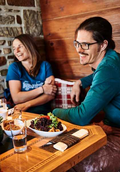 Zwei Kletterer wärmen sich in der Stube auf.
