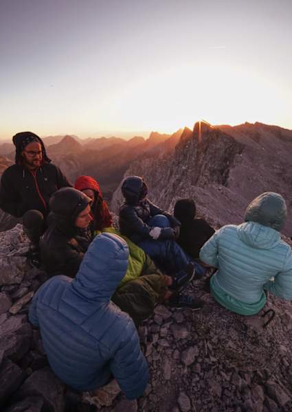 Mehr Menschen als erwartet, kurzerhand genießt man einfach gemeinsam die letzten Sonnenstrahlen