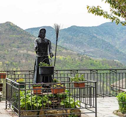 Der schaurigen Hexengeschichte ist ein Denkmal in Triora gewidmet.