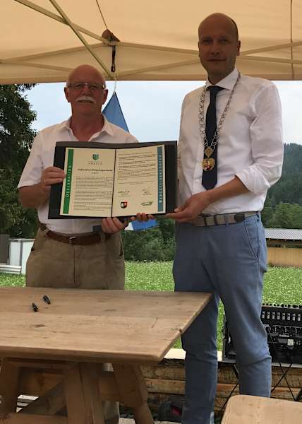 Am 5. August 2018 wurde Lungiarü offiziell in den Kreis der Bergsteigerdörfer aufgenommen. Georg Simeoni, Präsident des Alpenverein Südtirol und Bürgermeister Giorgio Costabiei mit der unterzeichneten Deklaration.