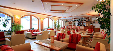 Alpenhof Brixen Hotelhalle mit Bar