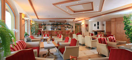 Alpenhof Brixen Hotelhalle mit Bar