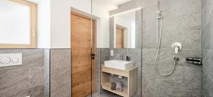 HausEnzian-Doppelzimmer-Bad