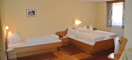 Gasthof-zum-Stollhofer-Dreibettzimmer