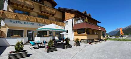 Hotel-Garni Versail Aussen Sommer