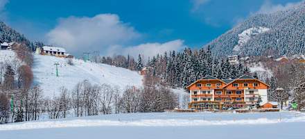 Hotel Almrausch Aussenansicht Winter
