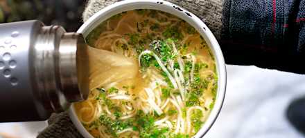 Selbstgemachte Nudelsuppe in der Thermoskanne – ein idealer Tourenbegleiter im Winter