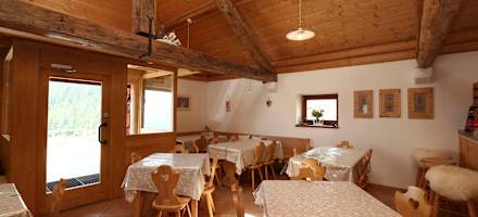 Gaststube im Rifugio Malga Conseria