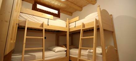 Zimmer mit Stockbetten im Rifugio Malga Conseria