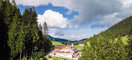 Die Lenggrieser Hütte (1.338 m) ist eine gemütliche und familienfreundliche Berghütte westlich des Seekarkreuzes und gegenüber des Braunecks