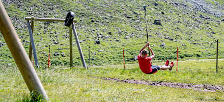 Die gesamte Hütte samt Spielplatz ist für Kinder geeignet.
