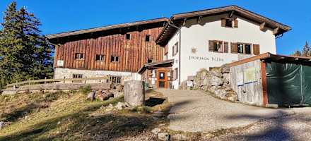 Die Priener Hütte steht im Naturschutzgebiet Geigelstein oberhalb der Niederkaseralm in den Chiemgauer Alpen