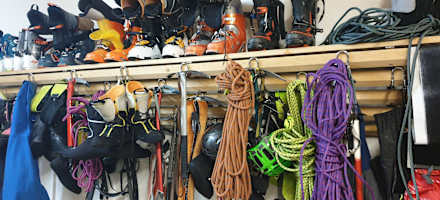 Die Hütte ist Ausgangspunkt für viele Bergbegeisterte – so schaut auch der Schuhraum aus