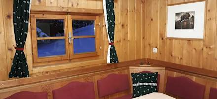 Die Stube der Zirbenwaldhütte