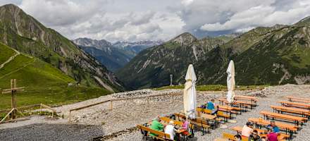 Eine feine Sonnenterrasse mit Blick in die Lechtaler Alpen