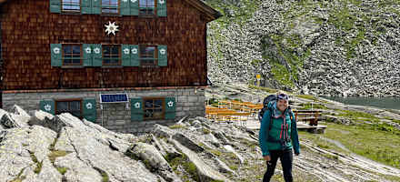 Verena vor der Zittauerhütte