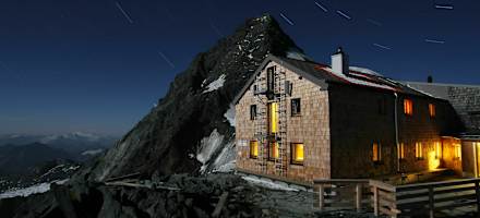 Die Adlersruhe - Erzherzog-Johann-Hütte - bei Nacht vor dem Großglockner.