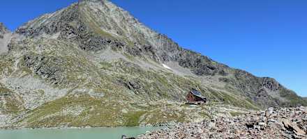 Mit seinen Bergseen ist die Hütte ein beliebtes Ausflugsziel