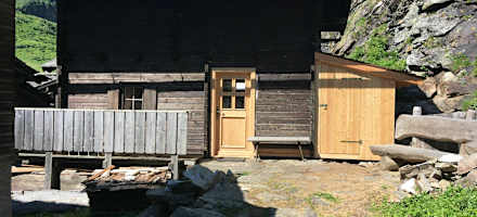 Am Fuße des Großvenedigers gelegen, steht die Hütte auf 1.698 m Seehöhe in einem kleinen Almdorf.