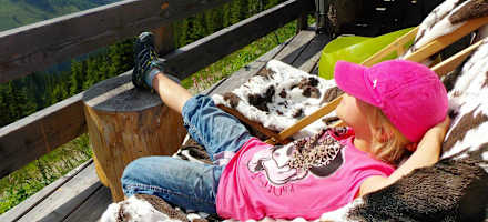 Auf der Terrasse der Dauerstoa Alm kann man herrlich entspannen.