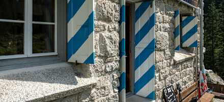 Blau-Weisse Fensterläden der Treschhütte
