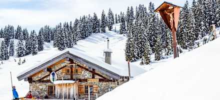 Unterhalb des Halserspitz gelegen, ist die Hütte idealer Stützpunkt für Tourengeher.