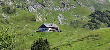 Eingebettet in grüne Almwiesen - die Biberacher Hütte
