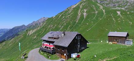 Die Biberacher Hütte liegt an der Lechquellenrunde.