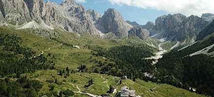 Blick auf die Regensburger Hütte und in die Geislergruppe