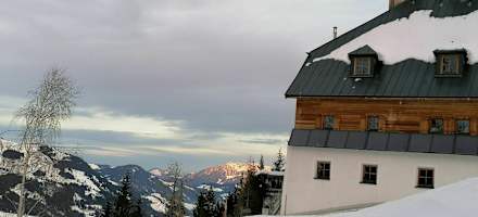 Die Bochumer Hütte mit Blick auf den Wilden Kaiser