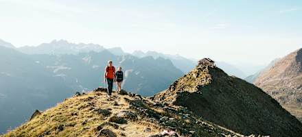Das Brunnenkogelhaus mit Blick in die Stubaier Alpen