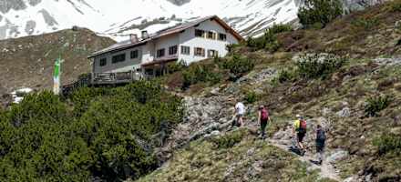 Die letzten Meter des Anstiegs zur Steinseehütte in den Lechtaler Alpen